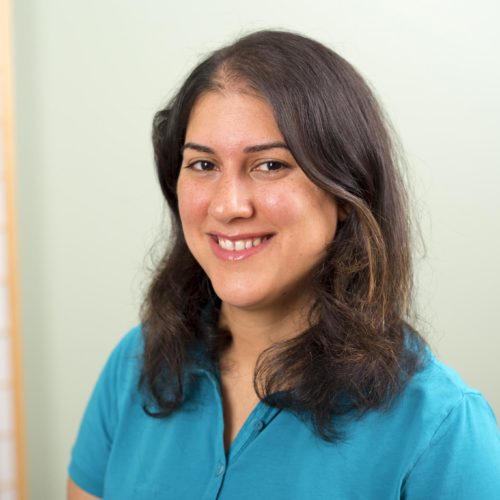 Inhaberin, Physiotherapeutin & Osteopathin Sarah Karim lächelt glücklich